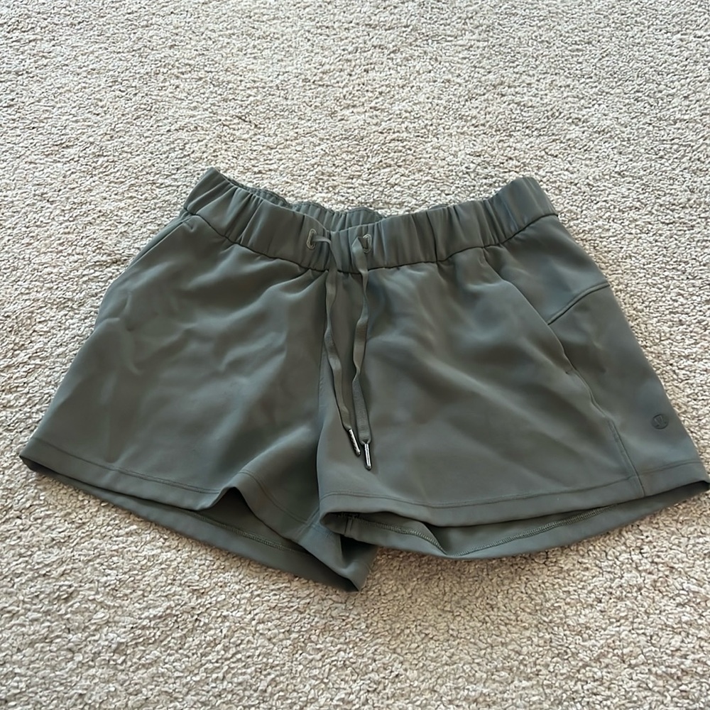 Excellent condition drawstring Lululemon shorts, size 6